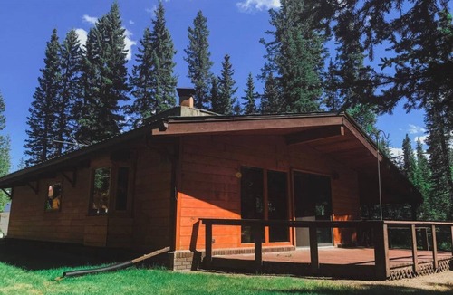 Bragg Creek Cabin | Riverside Bragg Creek Cabin in the Heart of Town