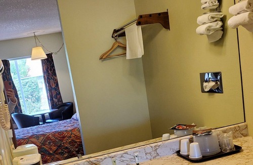 Raton Hotel | Robin Hood Motel