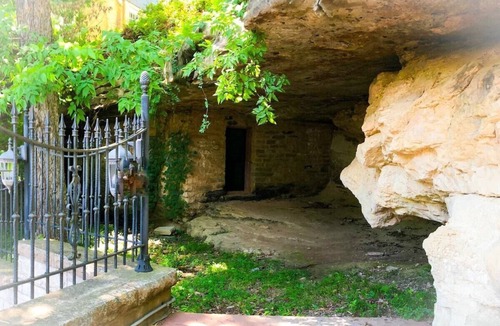 Eureka Springs Historic District House | Rock House Cave Side Suite VIP Parking Cave Access