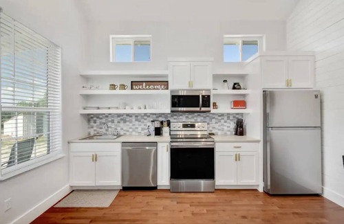 Dripping Springs Cottage | Romantic Bungalow "Carmen" on 30 Acres