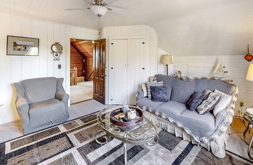 Boothbay Harbor Apartment | Romantic Crow's Nest Hideaway with Deck and Treetop Vistas – Walk to Downtown