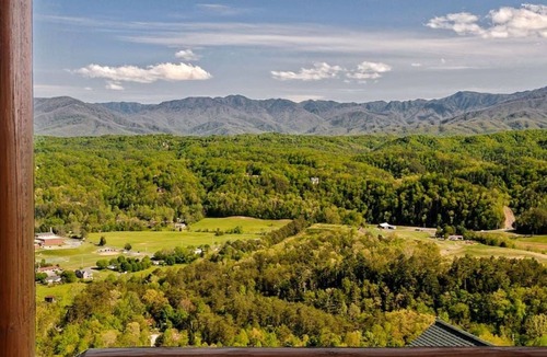 Sevierville Cabin | Romantic Escape with panoramic Mountain Views, great location 2.5 steps to enter
