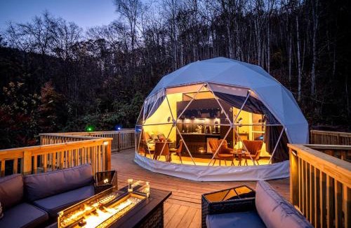 True Other | Romantic Geodesic Dome with Hot Tub, Perfect for Stargazing in Pipestem, West Virginia