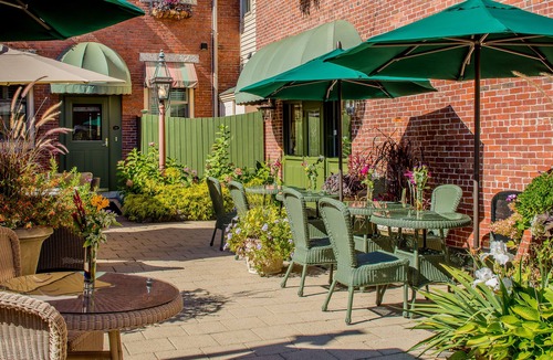 Belfast Apartment | Romantic Main Street retreat with Juliet balcony, garden patio, & WiFi