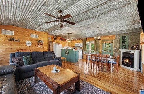 Frenchburg Cabin | Romantic Red River Gorge Cabin w/Hot Tub, Pond Views & Dog Friendly