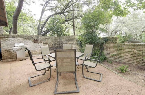 Tarrytown House | Romantic townhouse with private entrance, private patio, WiFi, and full kitchen