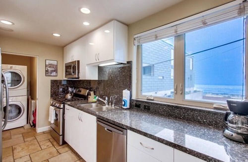 Central Mission Beach House | Rooftop Deck with Stunning Ocean Views!
