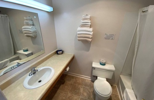 Downs Hotel | Room 102 - Standard Queen - Sleeps 2 - West Lake Grandvue Inn