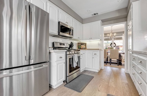 Belmont Shore House | Rose Cottage Belmont Shore-Pet Friendly Beach Home 3B/2B & Garage Parking
