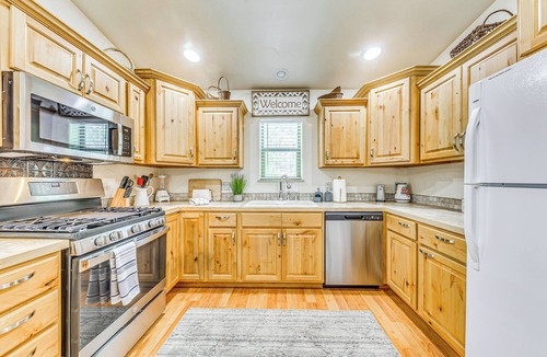 Ruidoso Cabin | Ruidoso Cabin Rental w/Hot Tub: Near Midtown!