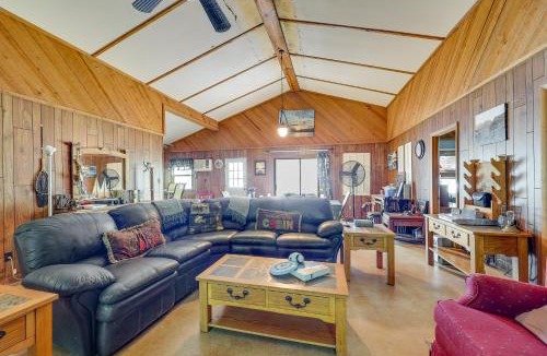 Scranton House | Rural Arkansas Vacation Rental w/Lake Access