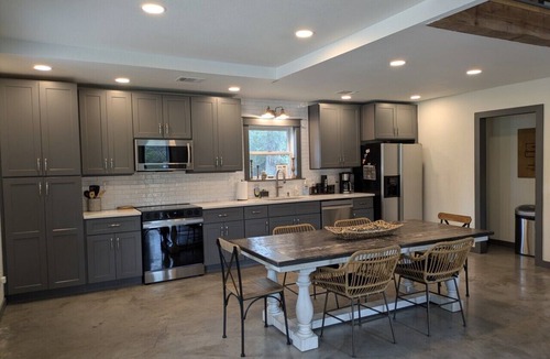 San Marcos House | ⭐️Rustic Hill Country Barn retreat on acreage⭐️