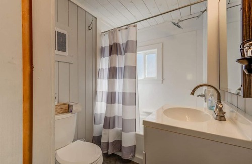 Madison Cottage | Rustic Pet Friendly Cottage w/Private Beach Access