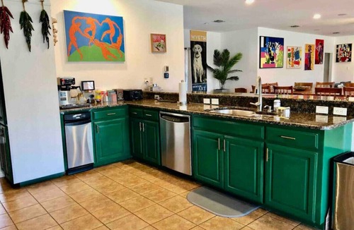 Martindale House | San Marcos River House I 2 Pickleball Courts I Sleeps 20+ l Hot Tub l 3 acres