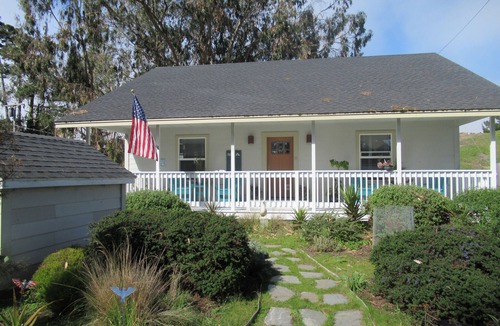 Cleone Cottage | Sandy Clove Cottage creates a private getaway with nature in Fortt Bragg.