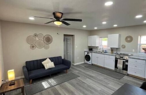 Sawmill Area Apartment | Sawmill District - Modern Apt Yard, King Bed, W/D