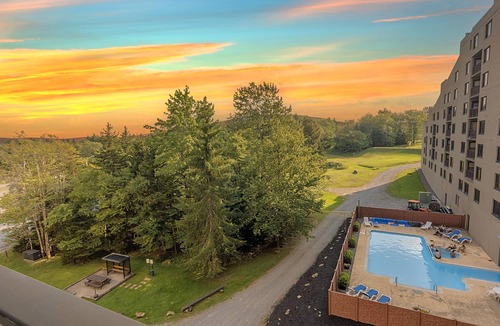 Snowshoe Condo | SC 5406: Elegant 2BR w/King bed! Modern kitchen, perfect for summer with pool!