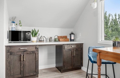 Bridgeland House | Scarlet Manor | Mid Century Zen Suite. 1 BR. Near DT, C-train.
