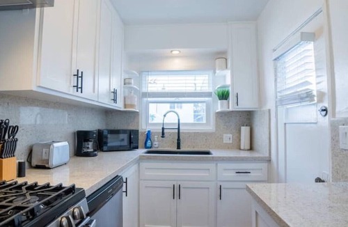The Strand House | Sea View, Flower Garden, A/c, W/d, Renovated