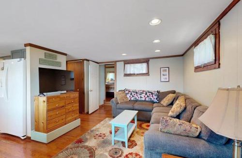 Ellsworth House | Secluded lakefront cottage great views, dock & boat launch