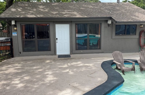 South Tulsa House | Secluded Studio-Style 1-Bed/1-Bath Poolhouse in Southern Hills/Tulsa w/Pool