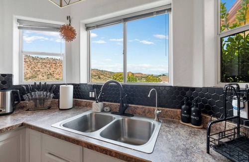 Cornville House | Sedona 4BR Oasis with Stargazing Domes Hot Tub Sauna and Milky Way