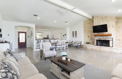 McQueeney House | Serene Country Getaway – Lakefront Luxury & Comfort