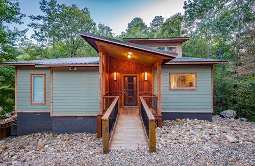 Broken Bow Cabin | SERENE ON THE STREAM is a modern luxury cabin that overlooks a soothing, flowing