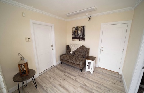 Globe Apartment | She She's Cozy 1-bedroom studio in charming Globe with AC for relaxing stays