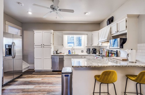 College Hill House | Short Walk to Wesley Hospital | 3 Beds W/W&D!