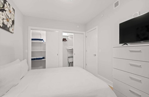 NoMa House | Sleek Kitchen w/High End Appliances | Union Station & Union Market Close by