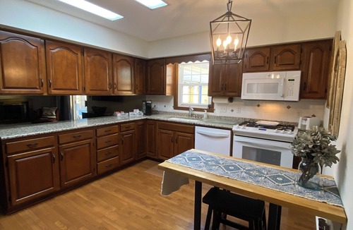 Bristol House | Sleeps 10 close to all attractions! BMSpeedWay, DT, Casino, Holston & Boone Lake