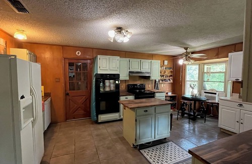 Wills Point House | Sleeps 10 on 1.3 acres @ Lake T 1 mi fr st park and Honey Made!