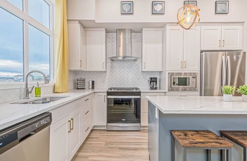 Southeast Calgary House | Sleeps 28~Events~FamilyReunions~4Kitchens~6FamilyRooms~12Bedrooms~9Bathrooms