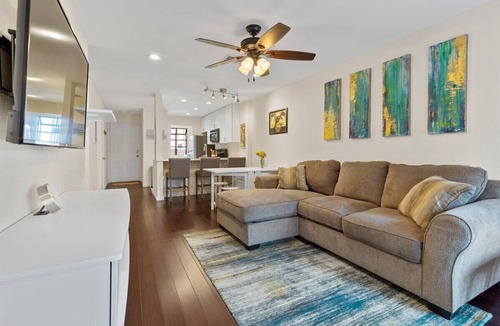South Congress Condo | SoCo Condo, 2br/2ba, updated bright space with great pool + parking!