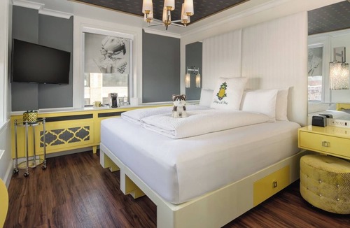 Columbus Hotel | South End Corner King, Staypineapple, Great Location, Ideal for City Exploration