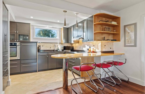 Eastport Condo | Spa Creek Waterfront | Pool & Parking