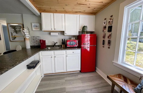 Edgecomb House | Spacious 1 Bedroom Cottage Close to Everything 1