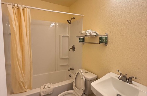 Gresham Apartment | Spacious 3-bedroom apartment with AC near Portland