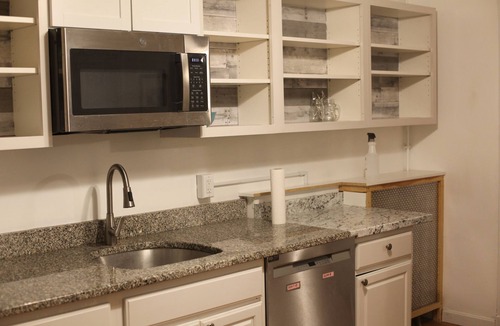 North Cambridge Apartment | Spacious 3 bedroom Porter Square Apartment, 1 mile from Harvard, Lesley & Tuffs.