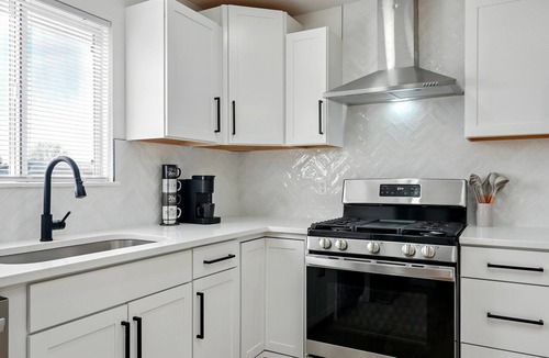 Academy Place House | Spacious 3-bedroom house with card table, backyard and Wifi in NE Albuquerque