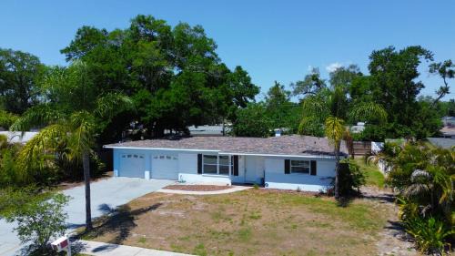 Clearwater House | Spacious 4 bedroom 3 bath Clearwater Vacation House Cowboy Pool Fire Pit Games Close to Clearwater Beach Biking Trail Farmers Markets Harbor Health Spa Baycare Ballpark and Ruth Eckerd Hall Golf Courses