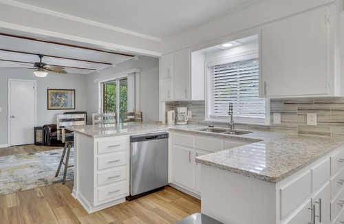 Midtown House | Spacious 4-Bedroom/3 Bath Furnished Mid-Term Charming Home in Mid-Town Savannah