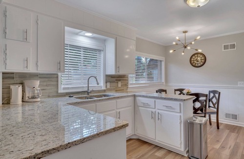 Midtown House | Spacious 4-Bedroom/3 Bath Furnished Mid-Term Charming Home in Mid-Town Savannah