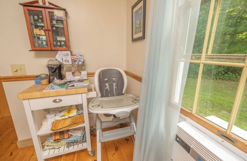 Farmington House | Spacious 4-bedroom country house in delightful Farmington with AC, firepit