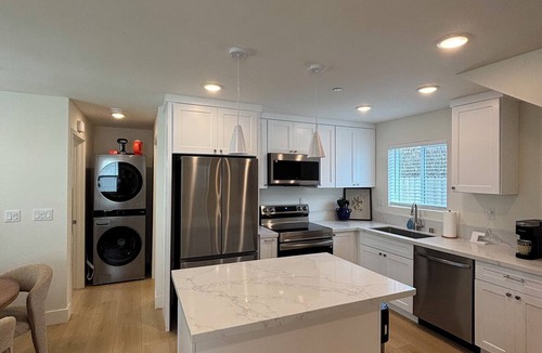 Greater Wilshire - Hancock Park House | Spacious 4-bedroom townhome in delightful Los Angeles with AC