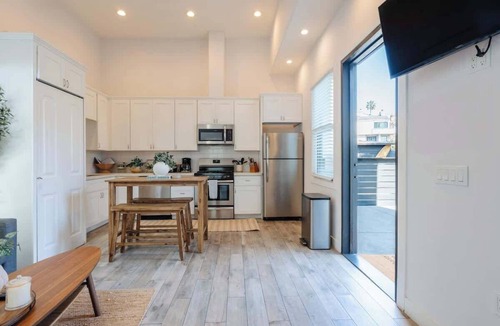 Mission Hills House | Spacious 4BR Getaway | 2 Homes in 1 | Downtown