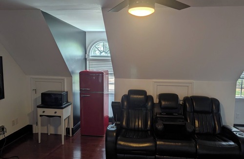Providence Forge House | Spacious 5-bedroom house in Providence Forge with WiFi, fitness, golf, casino