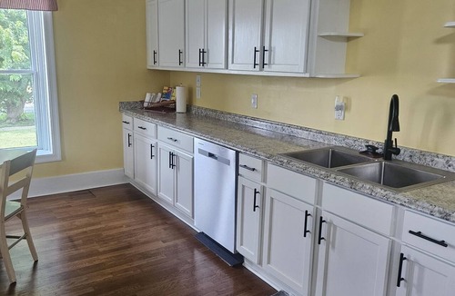 Newton House | Spacious 5-bedroom Italian Villa from 1875 with modern amenities.