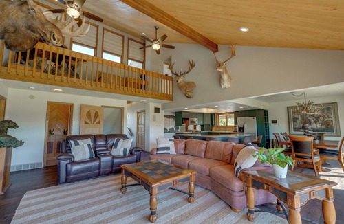 Flora Vista House | Spacious 5-bedroom House with WiFi and Central AC in Quiet Flora Vista